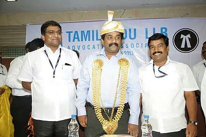 Our Founder, Adv. Prabhakaran being
honoured by Tamil Nadu LL.B. Advocates
Association.